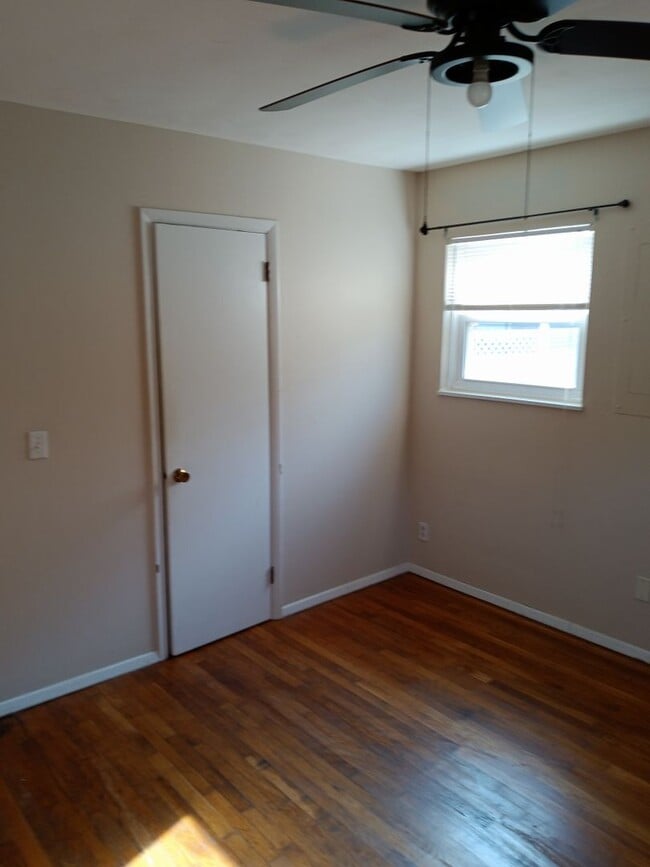 Building Photo - 3 Bedroom / 1 Bath Brick Ranch Home  Johnson City, TN