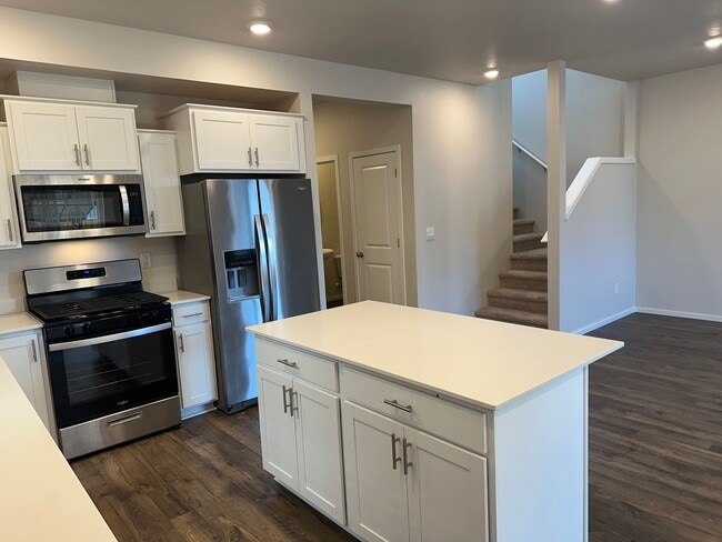 Building Photo - Newer 4 bedroom 2.5 bathroom house!