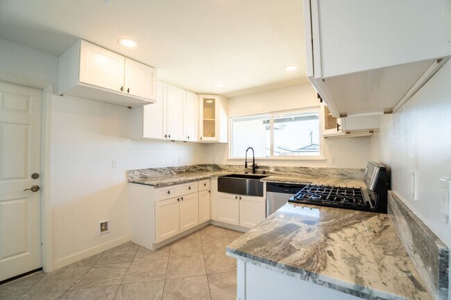 Building Photo - Stunning Fully Remodeled Home for Rent – M...