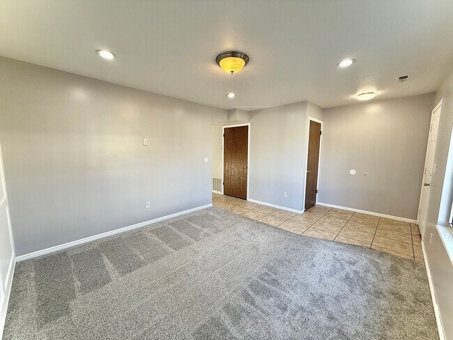 Building Photo - 3 Bedroom Townhome Available March 1