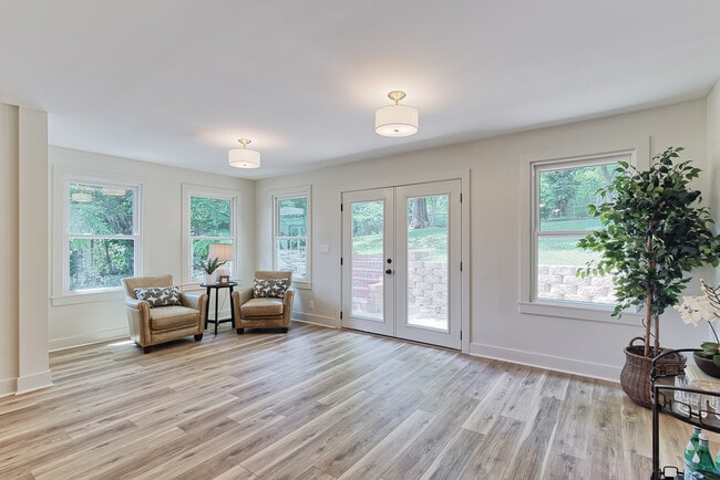 Building Photo - 607 Riverwood Pl