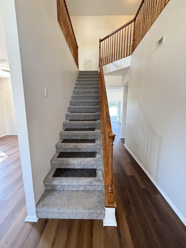 Building Photo - Beautifully remodeled 6 bedroom - 3 bath home in Summerfield Village