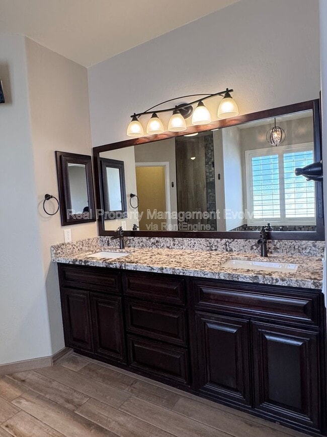 Building Photo - 10426 E Dolphin Ave