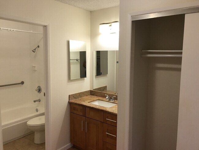 Building Photo - Kukui Plaza - Ewa Tower -1 Bedroom, 1 Bathroom, 1 Parking !