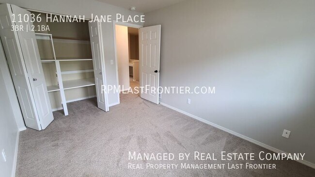 Building Photo - Modern and Stylish Eagle River Townhome