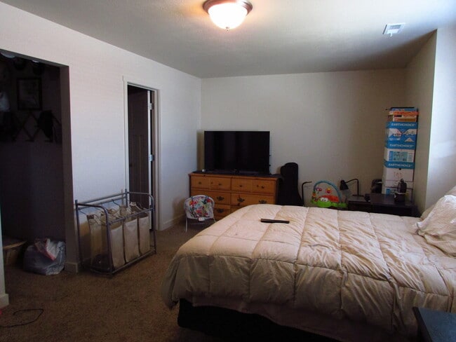 Building Photo - 3 Bedroom 2 bath in Vineyard!!