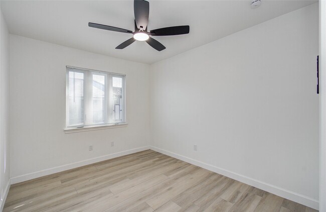 Building Photo - 1888 Saxony Ln