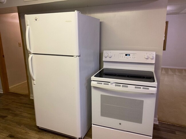 Building Photo - South AVL - Spacious 1/1 Apt with Sunroom!