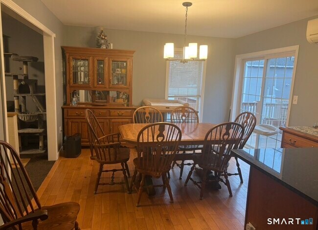 Building Photo - 939 N Main St