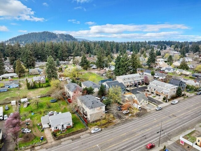 Building Photo - 2 bedroom 1.5 bath Condo! Washer and Dryer in unit!!