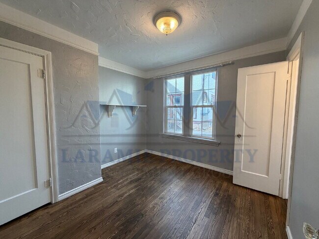 Building Photo - 407 S 5th St