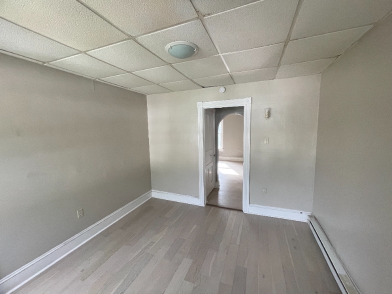 Building Photo - 582 Sunbury St