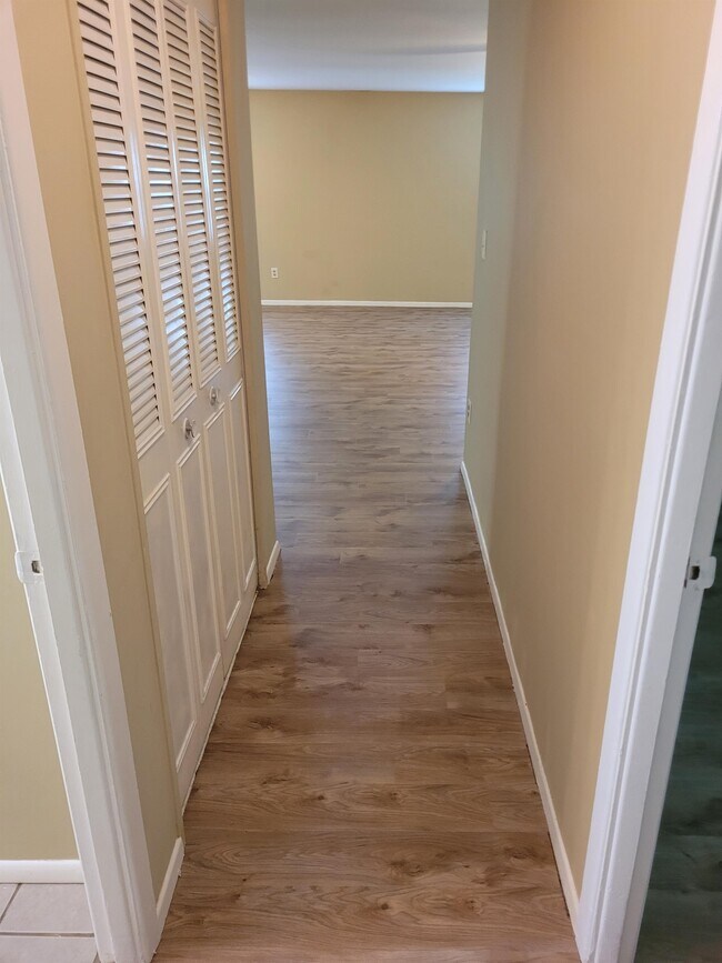 Building Photo - 47 Holstone Ln