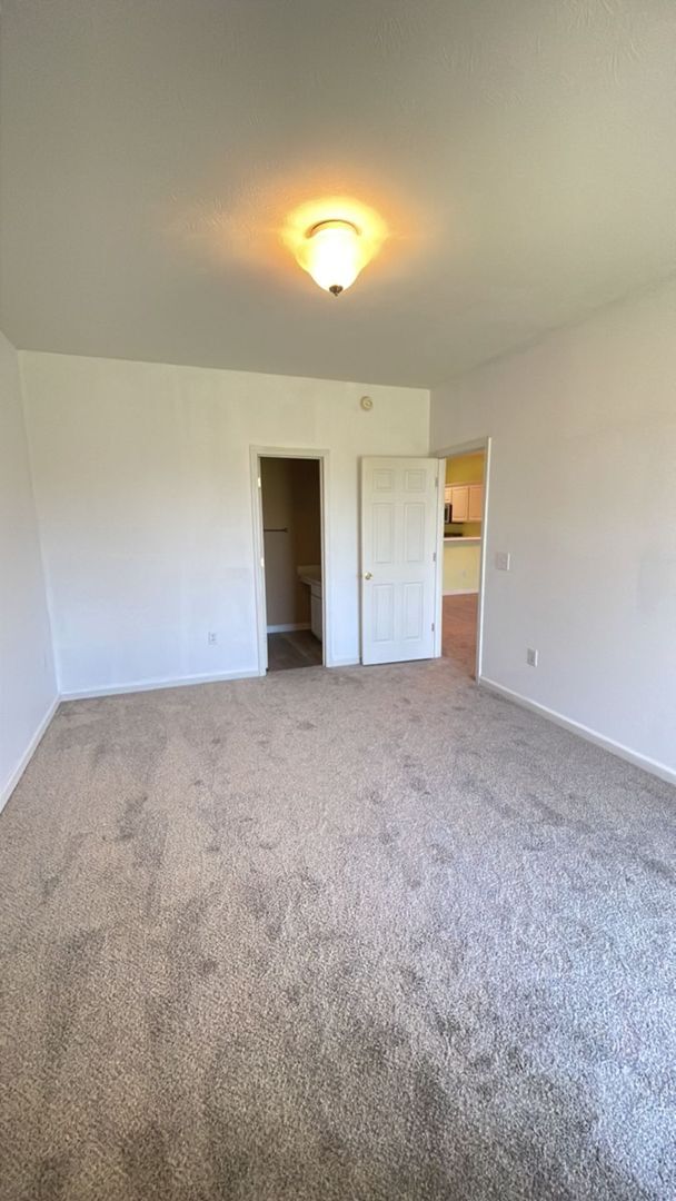 Building Photo - SPECIAL!  2 Bedroom/2 bath Condo; 1/2 off rent second month