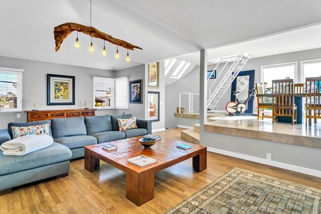 Building Photo - Gorgeous ocean view home at Windansea Beach!