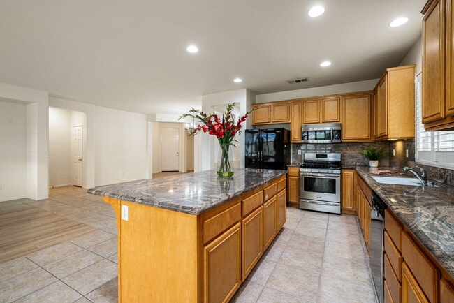 Building Photo - 82631 Redford Way