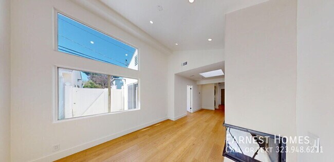 Building Photo - 15242 Morrison St