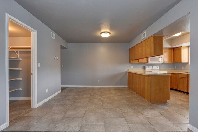 Building Photo - 6120 Antelope Villas Cir