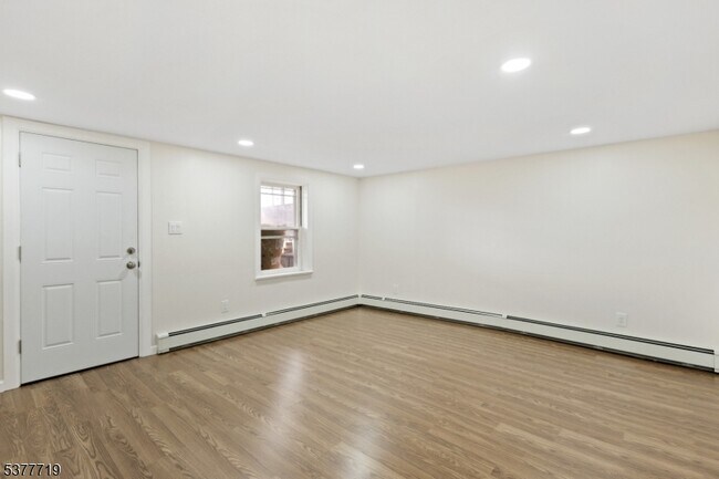 Building Photo - 86 Farnham Ave