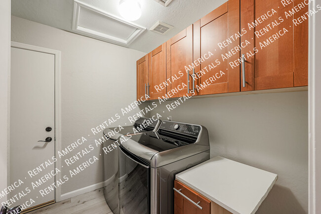 Building Photo - 6806 W Skylark Dr