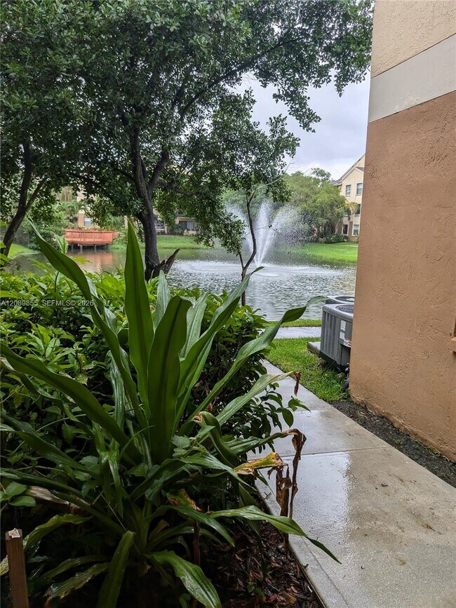 Building Photo - 9999 Summerbreeze Dr