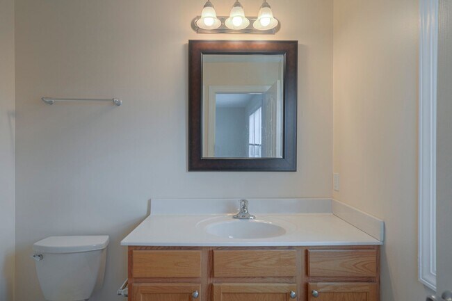 Building Photo - Oak Tree Townhome | 4 Bed, 4.5 Bath | Avai...