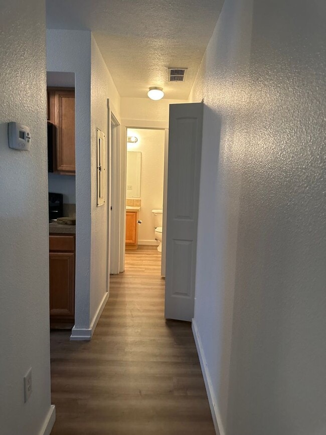 Building Photo - Cute 3 bedroom, 2 bath townhome with Community Pool in Boise