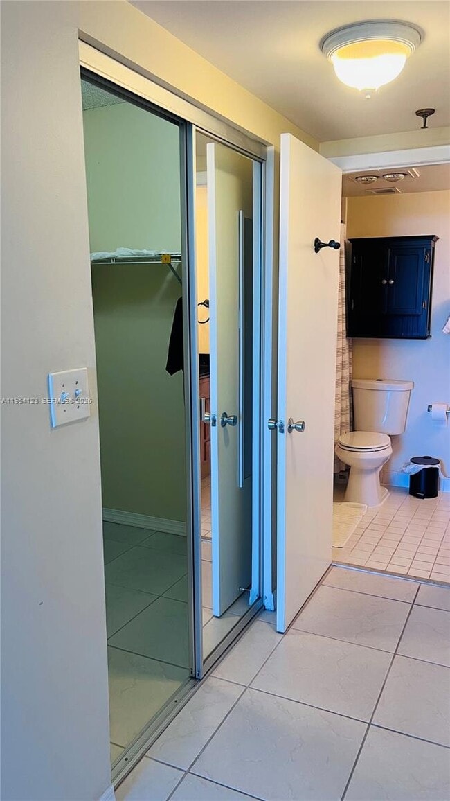 Building Photo - 901 Hillcrest Dr