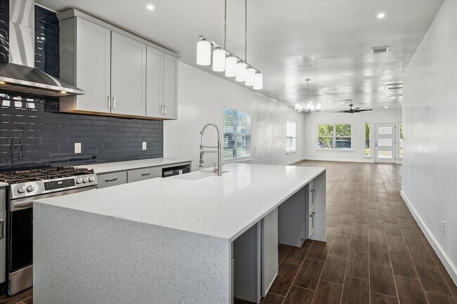 Building Photo - 329 S 2nd St