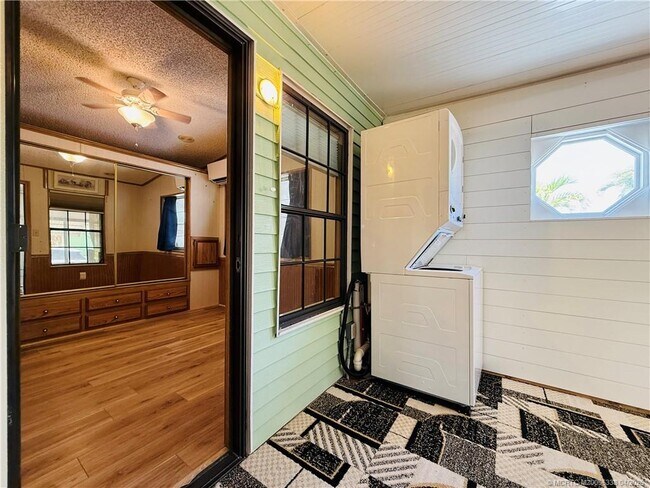 Building Photo - 10851 S Ocean Dr