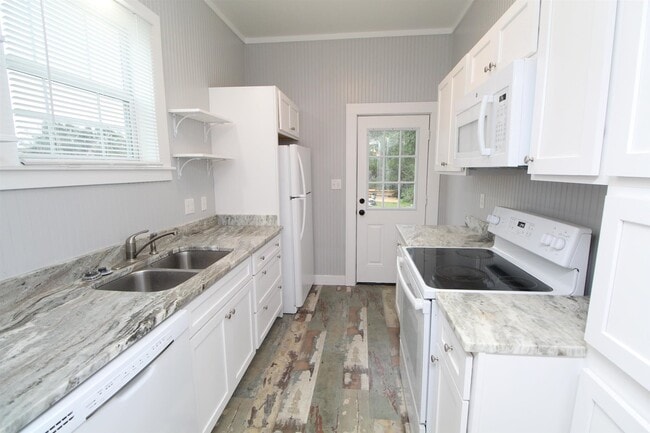 Building Photo - 618 N B St