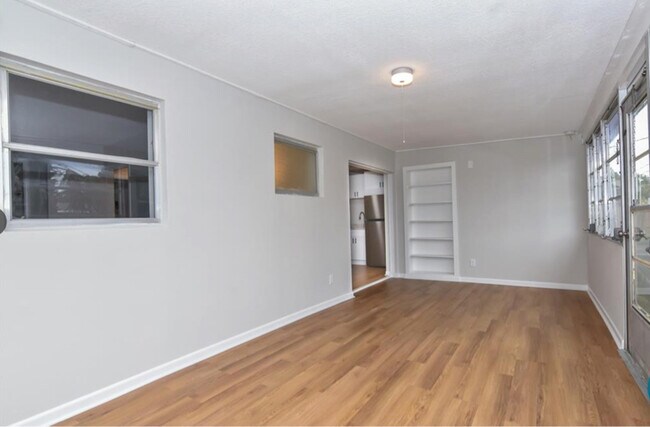 Building Photo - 423 SE Parkway Dr