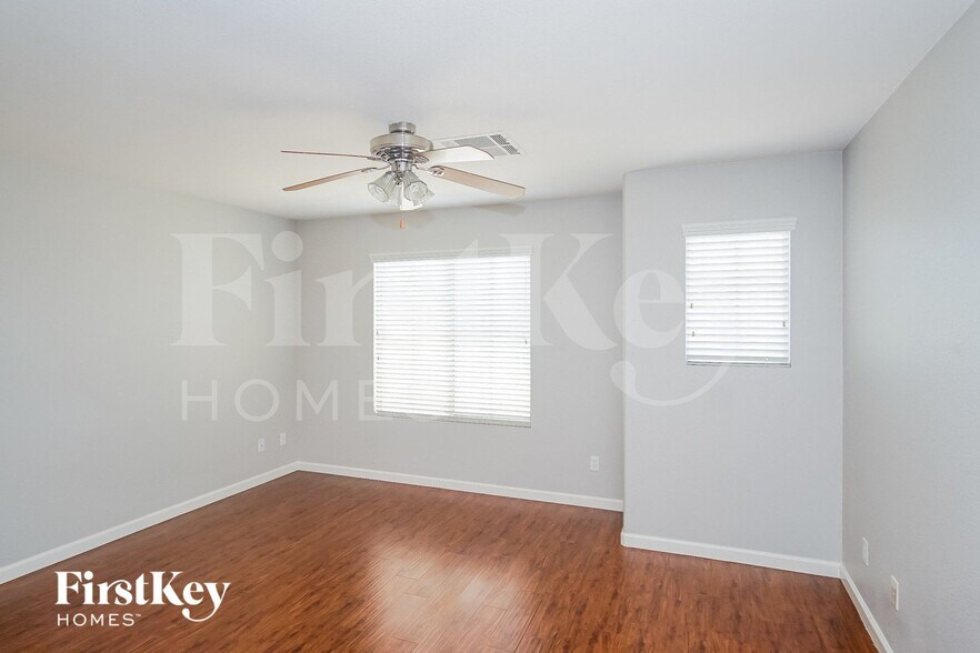 Building Photo - 5333 N Carlsbad Heights St