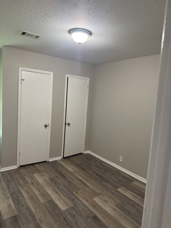 Building Photo - Stunning 3 Bed 2 Bath duplex