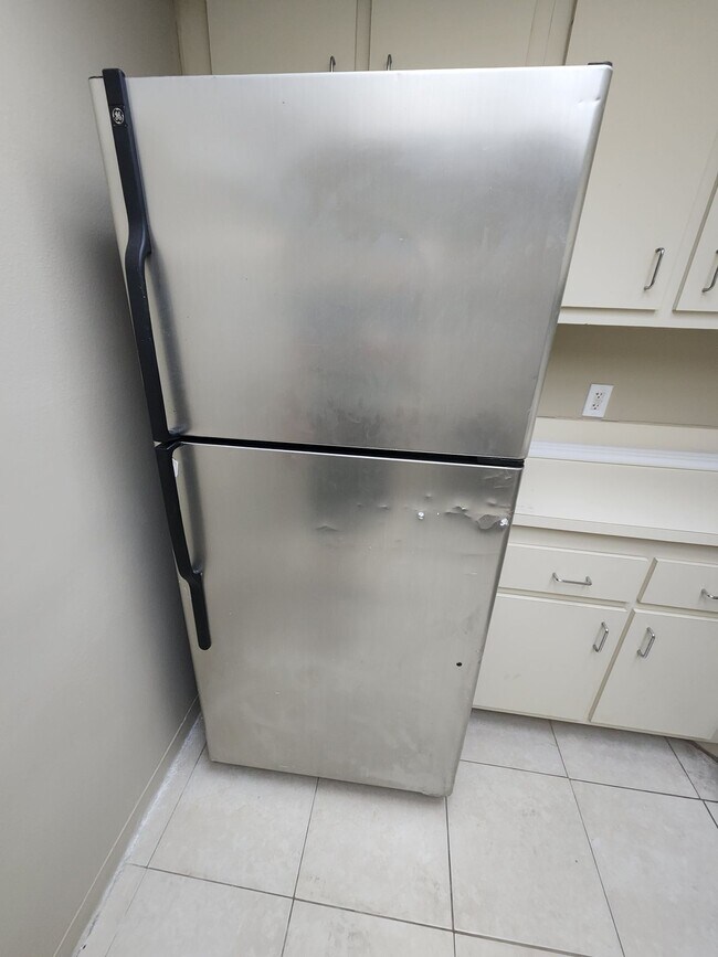 Building Photo - Large  1BR/1.5BA. No minimum Credit Score required!