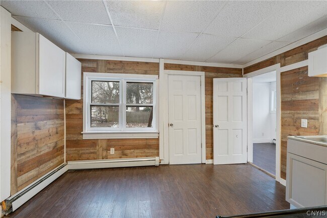 Building Photo - 262 W 4th St S