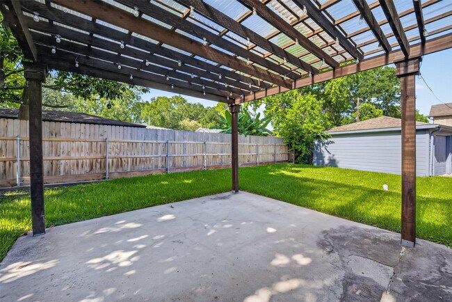 Building Photo - 5310 Indigo St