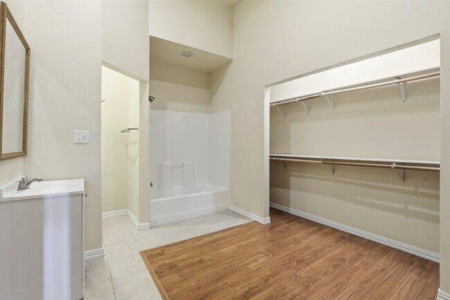 Building Photo - 11930 Carriage Hill Dr