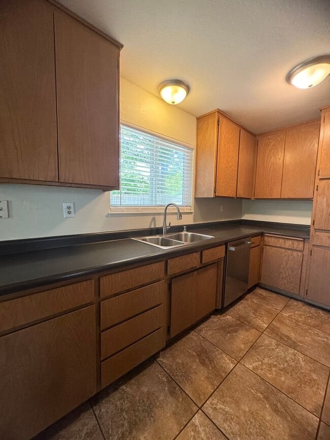 Building Photo - Available NOW - 3 Bed Home Near Bidwell Park