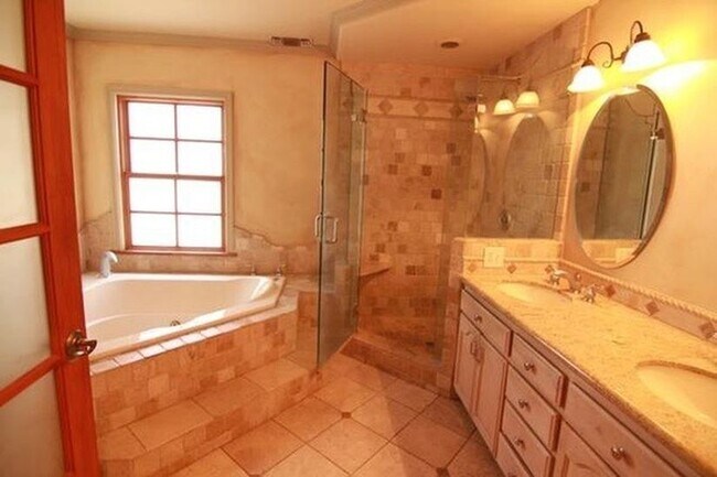 Master Bath with Jacuzzi Tub - 12707 Califa St