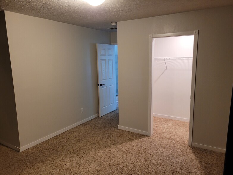 Building Photo - 6088 Pointview Ct