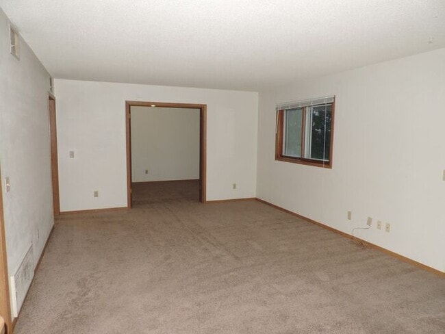 Building Photo - $1,025 | 2 Bedroom, 1 Bathroom 2nd Floor C...