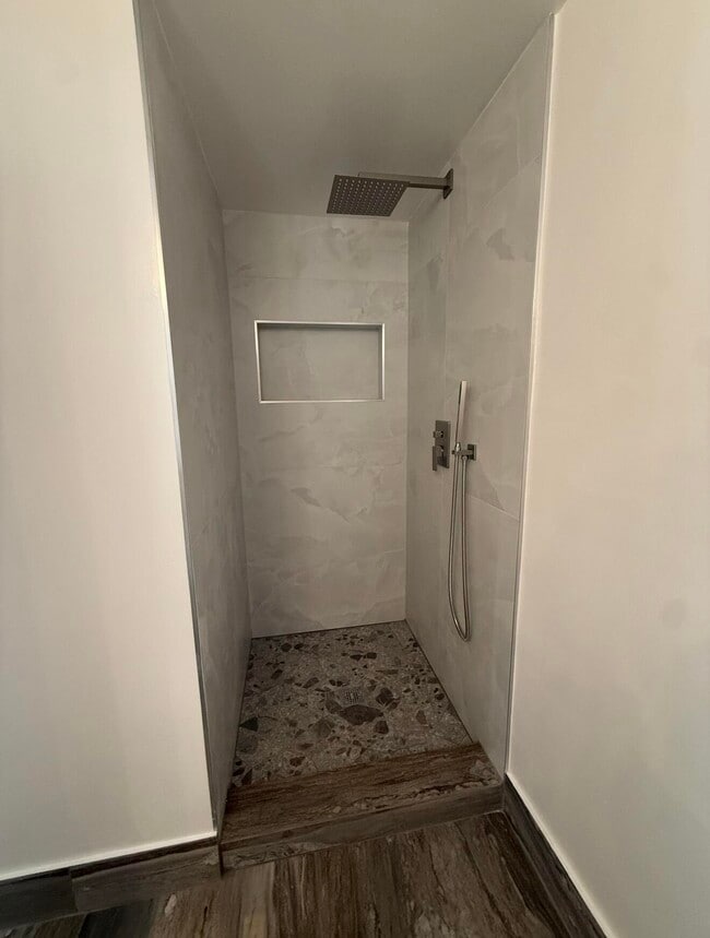 Building Photo - 100 Crestwood Ct N