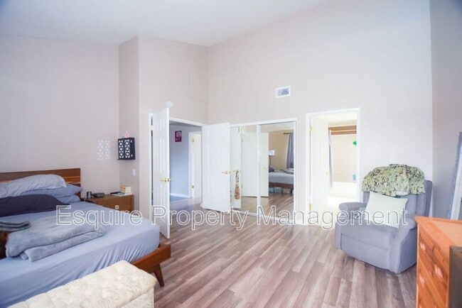 Building Photo - 1887 Montgomery Ave