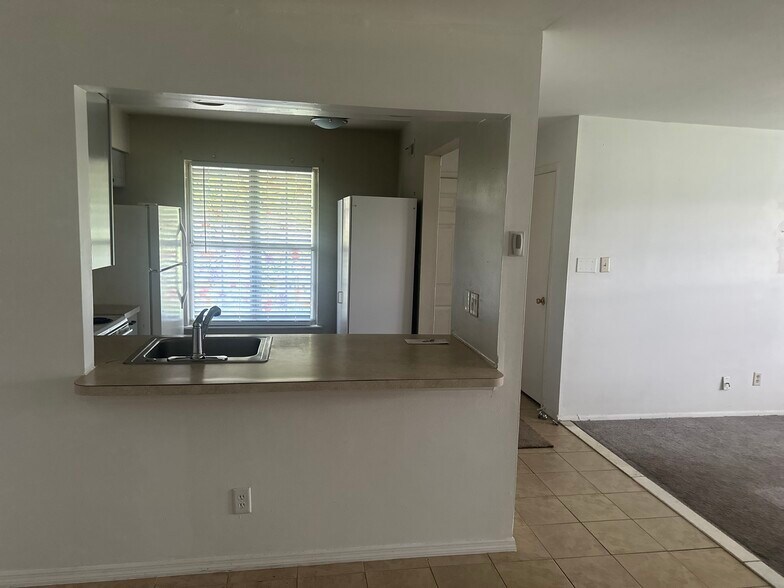Building Photo - 366A Delancey Pl