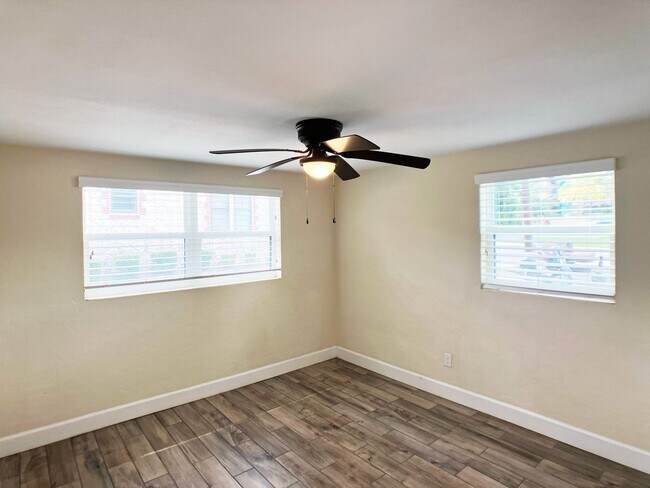Building Photo - Margaret's Manor - 2 Bedroom, 1 Bathroom i...