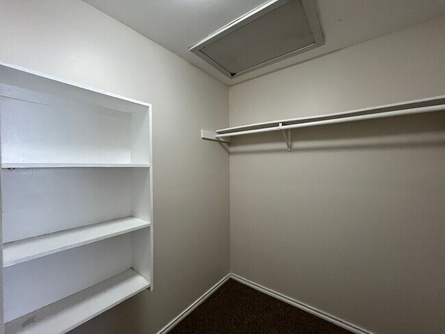 Building Photo - Two Story South Side Townhome