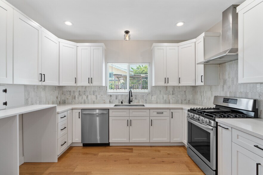 Building Photo - 1828 W 47th St