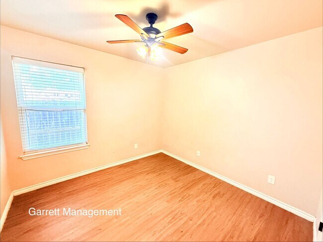 Building Photo - 1203 E Ave G