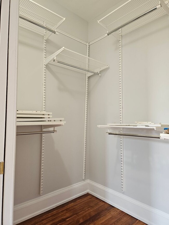 Building Photo - Charming 3BR Rowhome in Bloomingdale